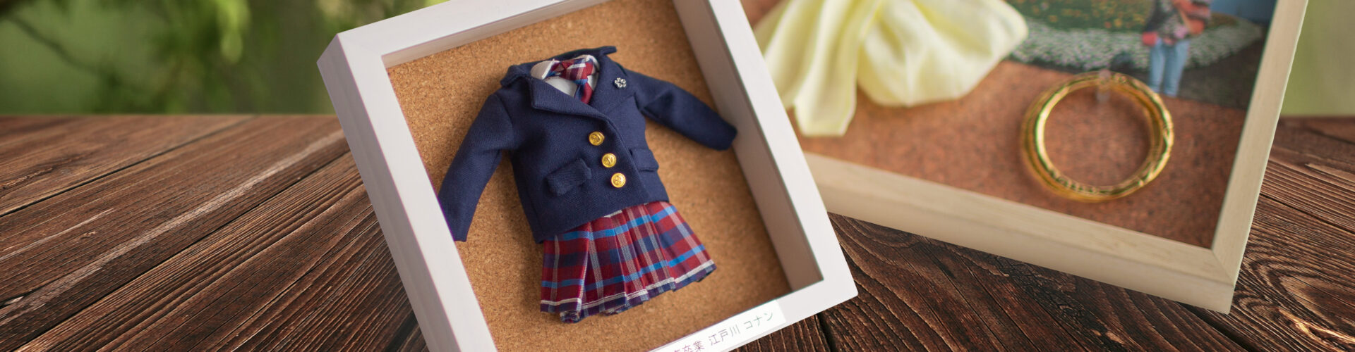 額装したSmall PSNYのミニチュア制服作品