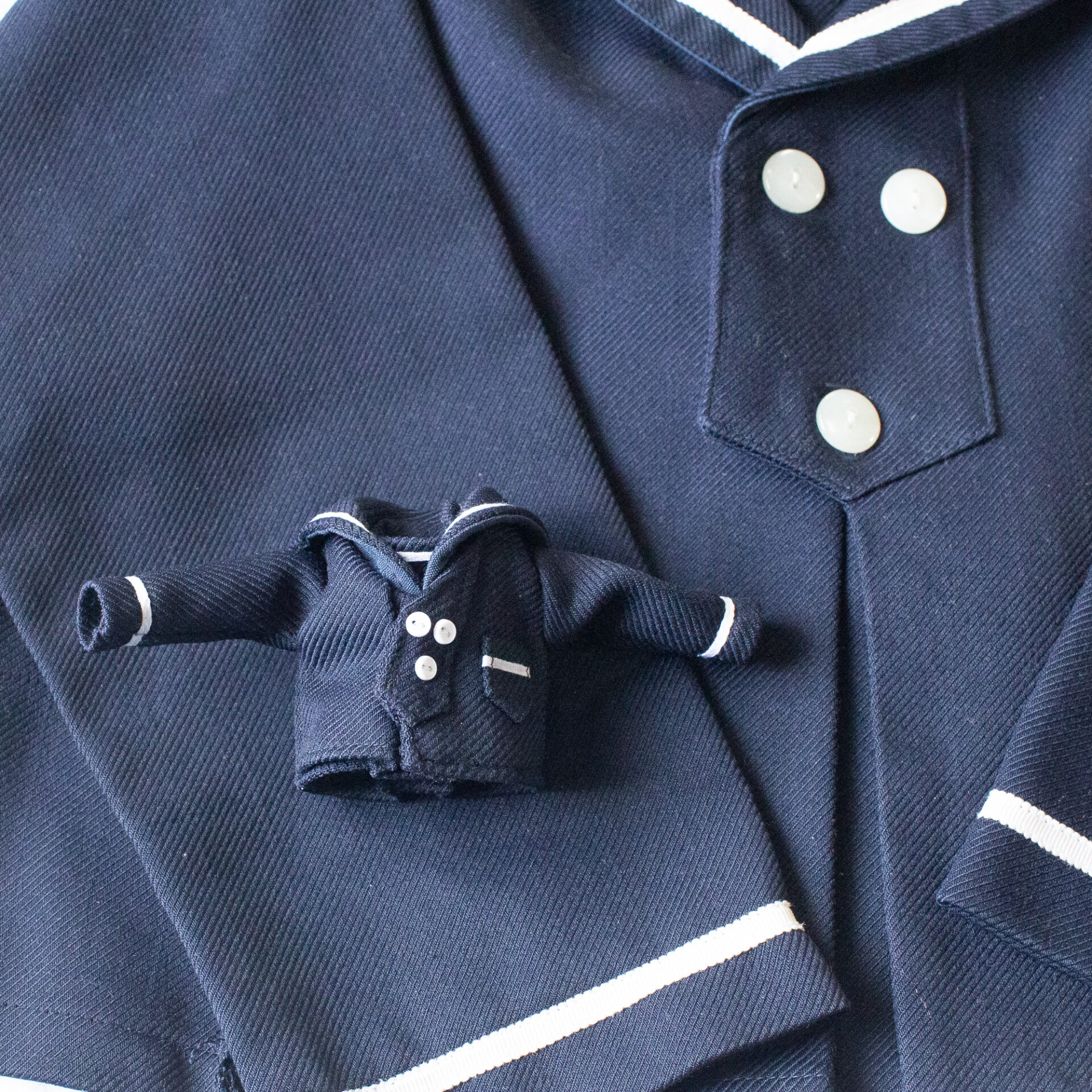 小さな世界の魔法：ミニチュア制服のボタンテスト